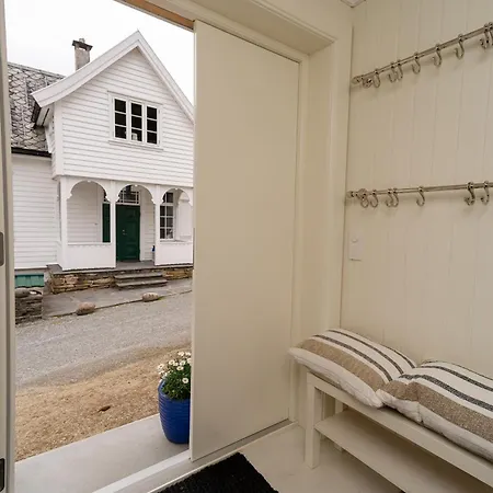 Vakker - Stor Parkeringsplass 10min Fra